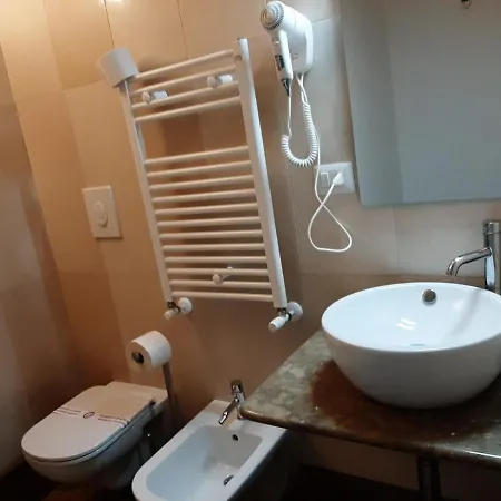 Le Bifore לינה וארוחת בוקר 4*